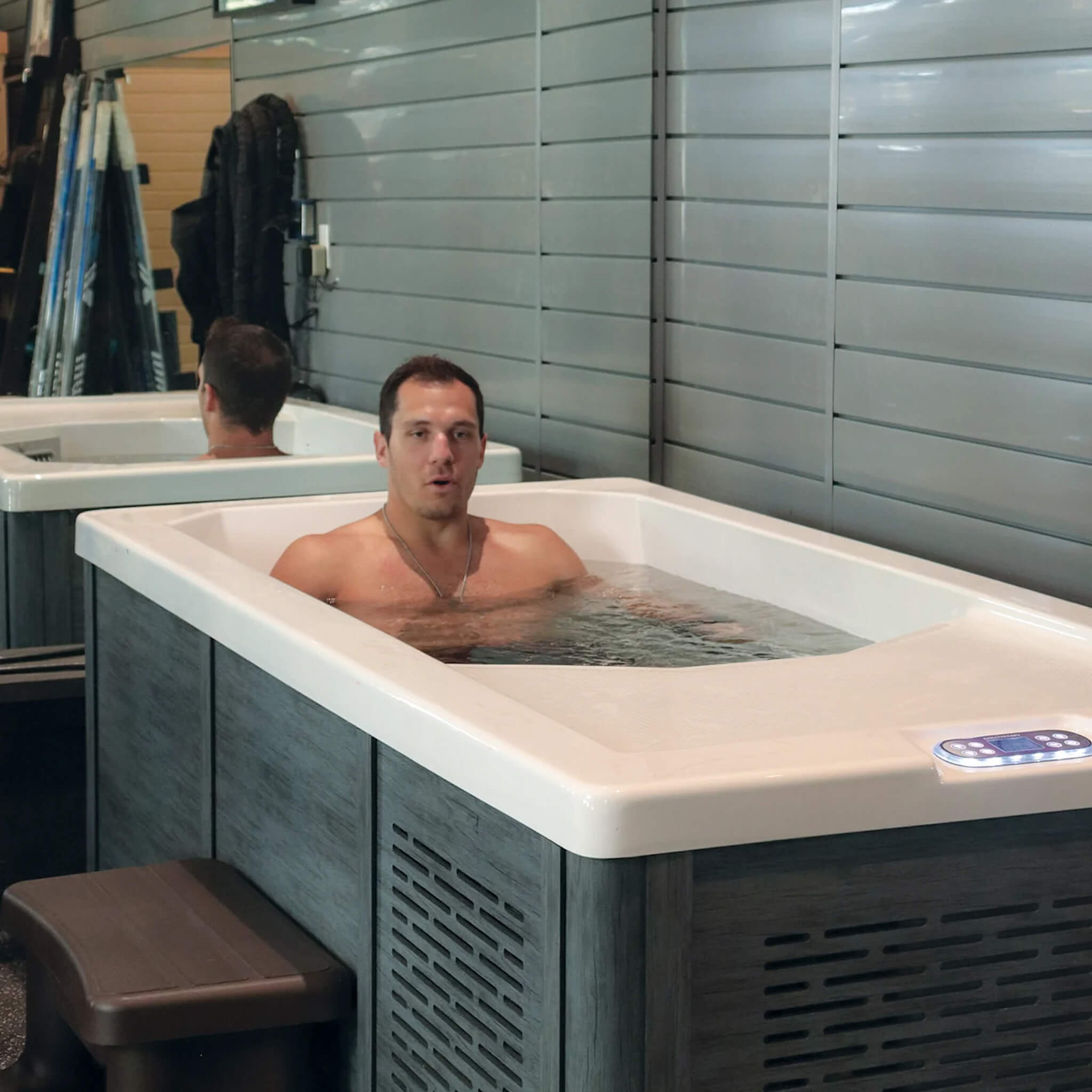 CSC 1000 Premium Cold Plunge Spa Tub With Built-In Ozone And Multi-Coloured Exterior Lighting (SAK37605)